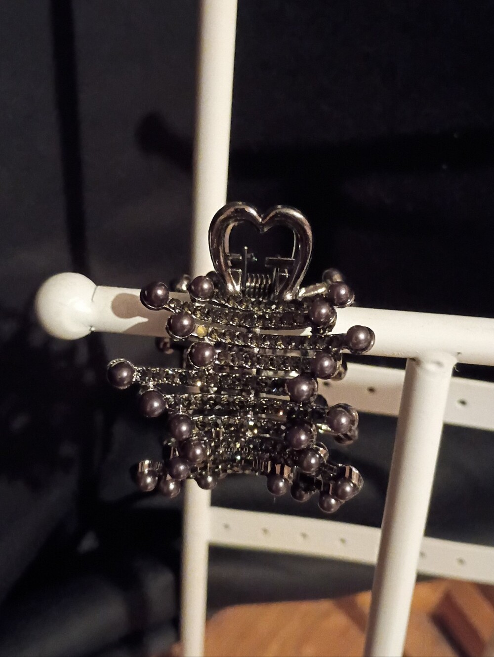 Heart-Top Pearl Accent Hair Clip - Dark Gray